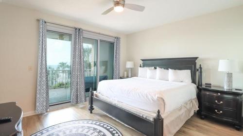 een slaapkamer met een bed en een groot raam bij Legacy I 201 in Gulfport