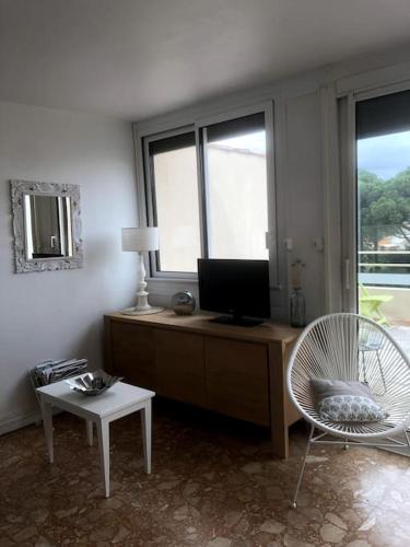 une pièce avec un bureau avec un ordinateur et une chaise dans l'établissement Brise Tropézienne : Vue Mer / 2 chambres / Parking, à Saint-Tropez