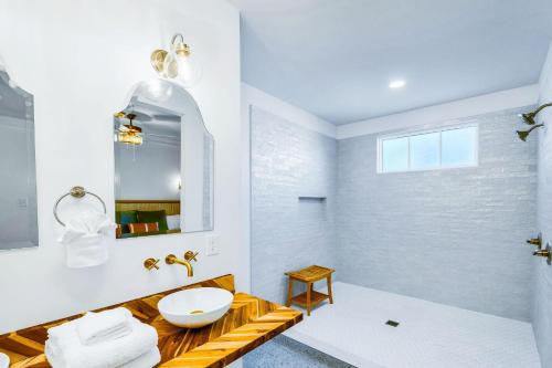 y baño con lavabo y espejo. en Old Spanish House- A, The Vivian Suite en Biloxi