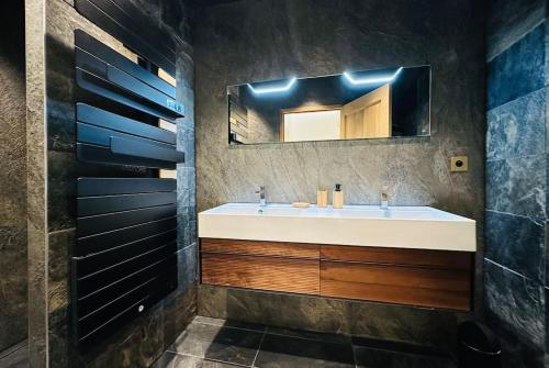 y baño con lavabo y espejo. en Château Trompette Tourny, en Burdeos