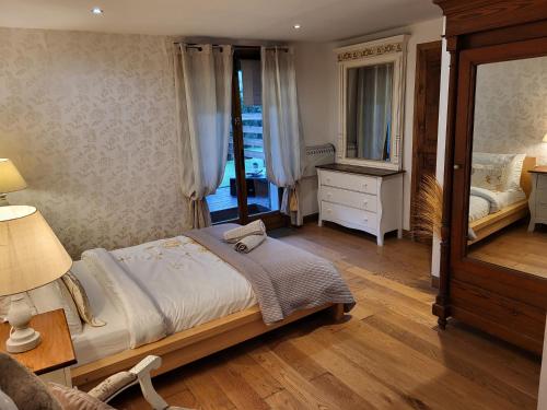 una camera con letto, cassettiera e specchio di Beautiful 5-Bed House in Isigny-le-Buat a Isigny-le-Buat