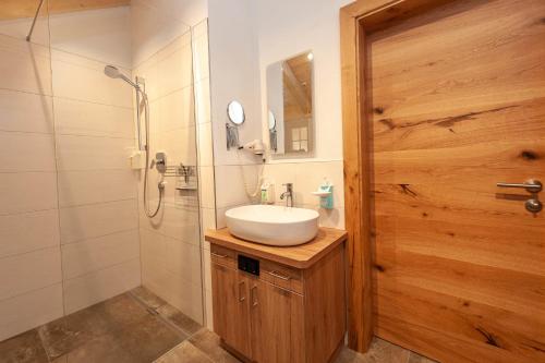 y baño con lavabo y ducha. en Apartment Gailtalblick, en Oberdrauburg