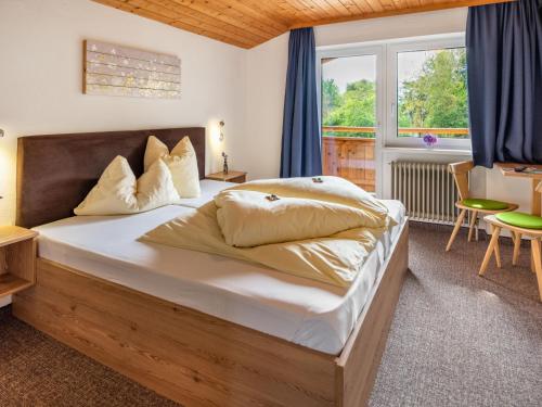 een slaapkamer met een groot bed en een raam bij Holiday Home Penz - FGZ151 by Interhome in Pankrazberg