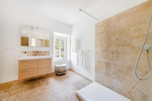 Et badeværelse på La Maison de Jean - Charmante maison avec stock tank