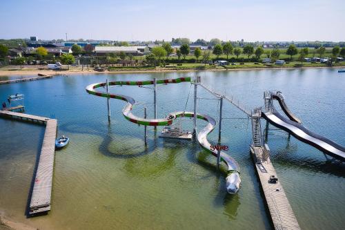 een leeg waterpark met een glijbaan in het water bij Glamping Betuwestrand in Beesd