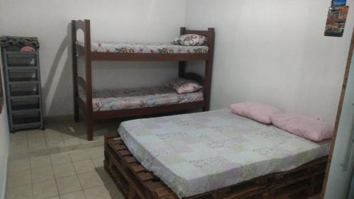 a room with two bunk beds in a room at Camping estrela Ubatuba in Ubatuba