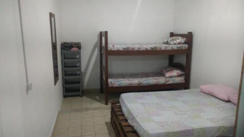 Cette petite chambre comprend 2 lits superposés. dans l'établissement Camping estrela Ubatuba, à Ubatuba