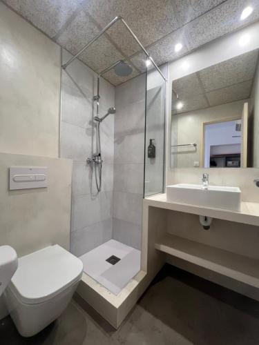 Et badeværelse på Hostal ROM Familiar