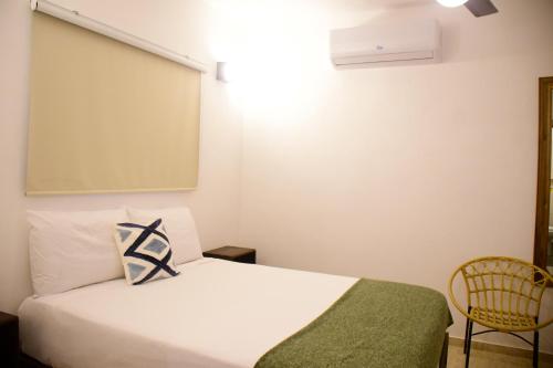 Tempat tidur dalam kamar di Hostal Marina Samana