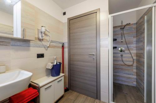 ein Bad mit einer Dusche und einem Waschbecken in der Unterkunft Chalet Armony in Livigno