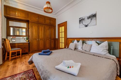 una camera da letto con un grande letto con asciugamani di Wifi Netflix free parking Gruben Apartment a Schaffhausen