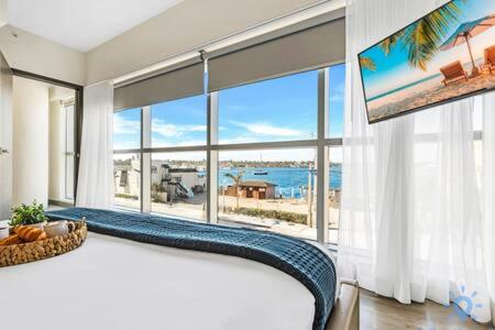 a bedroom with a large bed and a large window at Condo Bay View Infinity Pool Beach Service in Hollywood