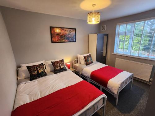 1 Schlafzimmer mit 2 Betten und einem Fenster in der Unterkunft Dale House in Stivichall