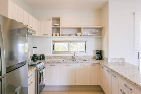 Cuina o zona de cuina de New Apt in Residential Area with Amenities & 24hr Security