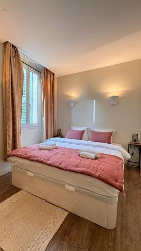 - une chambre avec un grand lit et des draps rouges dans l'établissement Le Saint-Pierre PET231 2P, à Cannes
