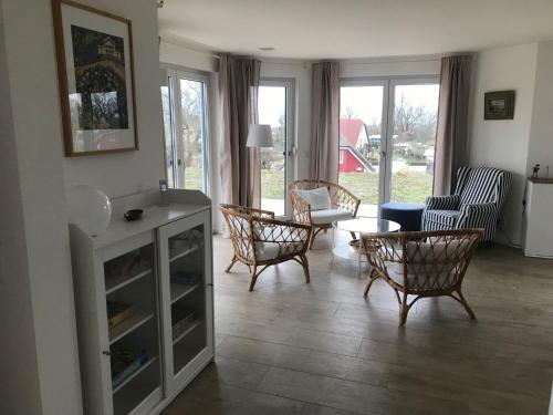 een woonkamer met stoelen en een tafel en een bank bij Breidablik in Lohme
