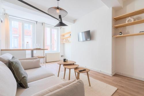 un salon avec un canapé et une table dans l'établissement Beautiful renovated appart in the center of Lille, à Lille
