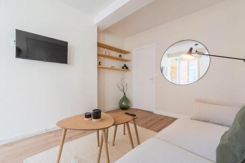 un salon avec un canapé blanc et une table dans l'établissement Beautiful renovated appart in the center of Lille, à Lille