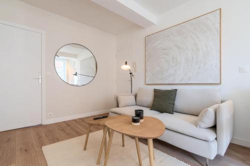 un salon avec un canapé et une table dans l'établissement Beautiful renovated appart in the center of Lille, à Lille