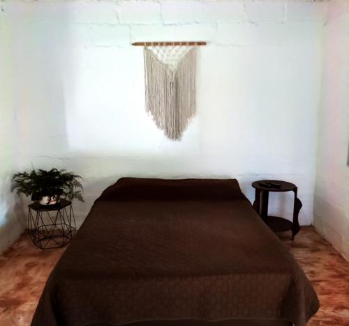 VeneciaにあるLa Casita Colonialの白い壁のベッドルーム1室(ベッド1台付)