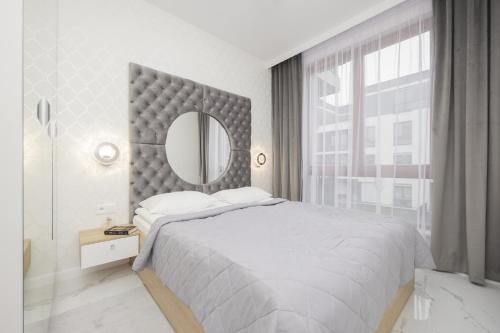 Un pat sau paturi într-o cameră la Luxurious Grey Apartment with Sauna, Gym and Parking by Renters