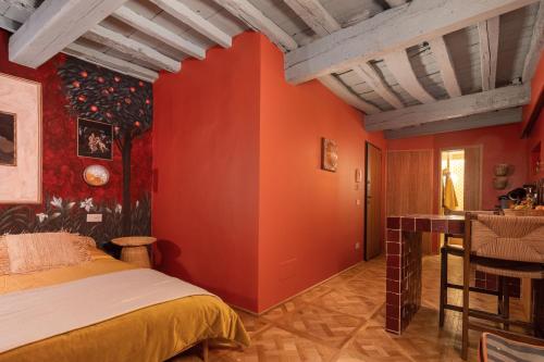 ein Schlafzimmer mit orangefarbenen Wänden und ein Bett in einem Zimmer in der Unterkunft Casa Lilia - Florence in Florenz