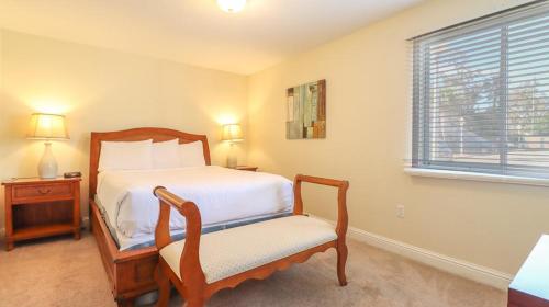 Un pat sau paturi într-o cameră la Oak Shores 71