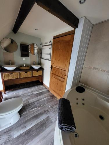 e bagno con vasca, servizi igienici e lavandino. di Beautiful 5-Bed House in Isigny-le-Buat a Isigny-le-Buat