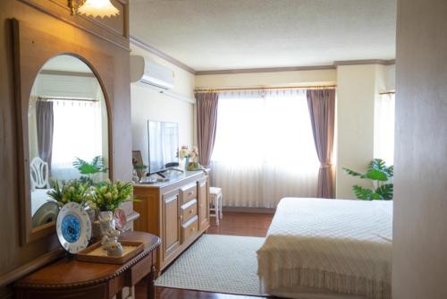 una camera con letto, lavandino e specchio di Secret garden a Chiang Mai