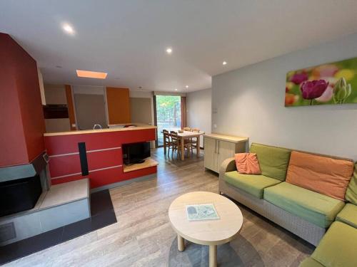 un salon avec un canapé et une table dans l'établissement Cottage les Hauts de Bruyères-252, à Chaumont-sur-Tharonne