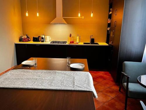 cocina con mesa de madera y encimera en Lago Maggiore Billard Pinball Arcade, en Malgesso