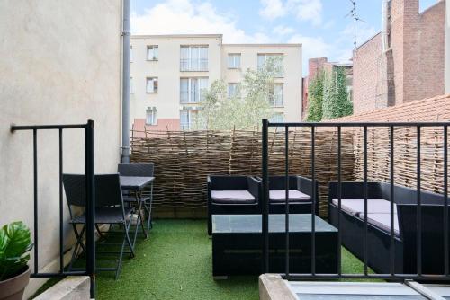 - Balcón con sillas y valla en Charming 2 bedroom apartment with terrace, en Lille