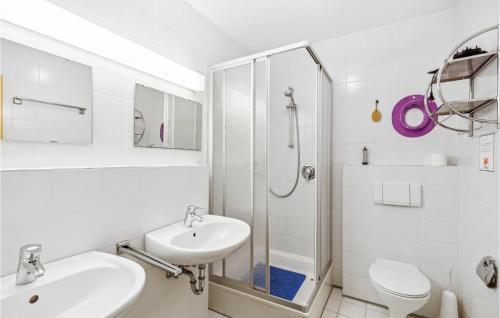 biała łazienka z umywalką i prysznicem w obiekcie Beautiful Home In Falkenstein With Kitchen w mieście Falkenstein