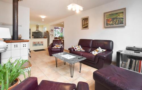 - un salon avec des canapés en cuir et une table dans l'établissement Holiday Home Agon Coutainville, à Agon-Coutainville