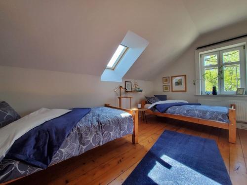 Postel nebo postele na pokoji v ubytování FeWo 110qm mit Balkon an Weser/Glacis/City