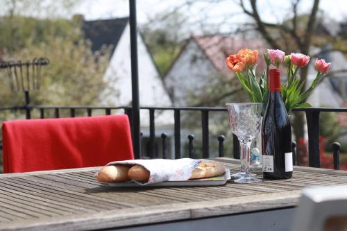 - une table avec une bouteille de vin et un verre dans l'établissement FeWo 110qm mit Balkon an Weser/Glacis/City, à Minden