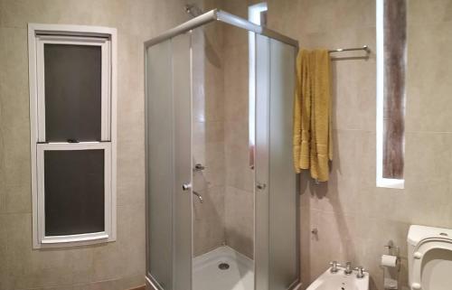 ein Bad mit einer Dusche und einem WC in der Unterkunft Casaquinta las liebres in Villars