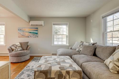 uma sala de estar com um sofá e duas cadeiras em Niantic Duplex with Deck Less Than 1 Mi to Beach and Boardwalk em Niantic