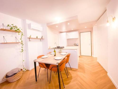 une cuisine et une salle à manger avec une table et des chaises dans l'établissement Appartement climatisé Vieux Port, rénové et cosy, à Marseille