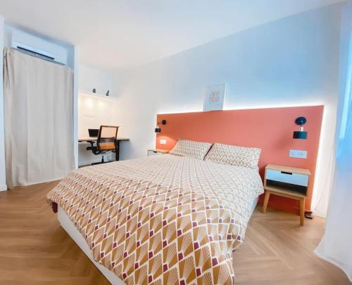 - une chambre avec un grand lit et une tête de lit orange dans l'établissement Appartement climatisé Vieux Port, rénové et cosy, à Marseille