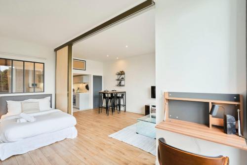 une chambre avec un lit et une télévision à écran plat dans l'établissement Charming and quiet apartment on the main boulevard, à La Madeleine