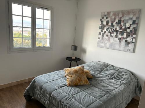 une chambre avec un lit avec deux oreillers dessus dans l'établissement Magnifique villa avec piscine, à Saint-Maximin-la-Sainte-Baume