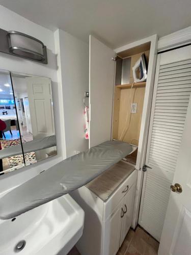 een kleine badkamer met een wastafel en een spiegel bij Logan Circle Living in Washington
