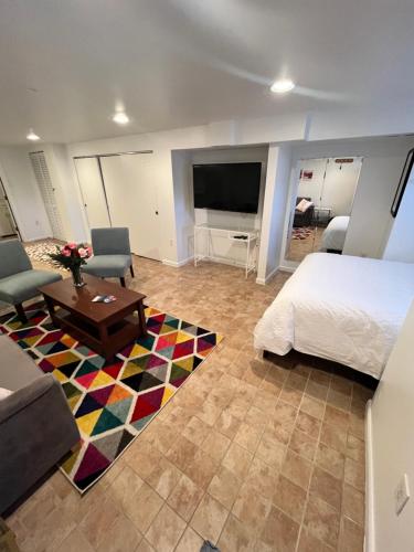 ein Schlafzimmer mit einem Bett und ein Wohnzimmer in der Unterkunft Logan Circle Living in Washington