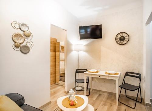 uma sala de estar com um sofá e uma mesa em Studio Apartman Lena em Rijeka