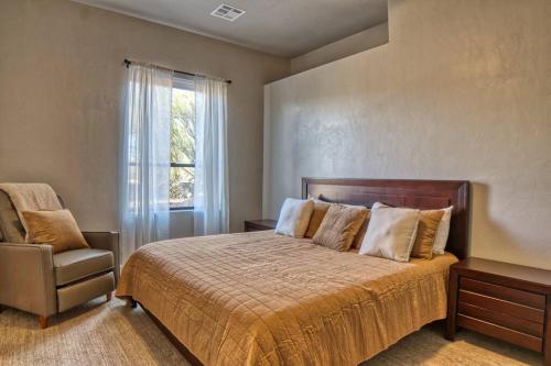 Un pat sau paturi într-o cameră la Spacious Tucson Villa with Pool