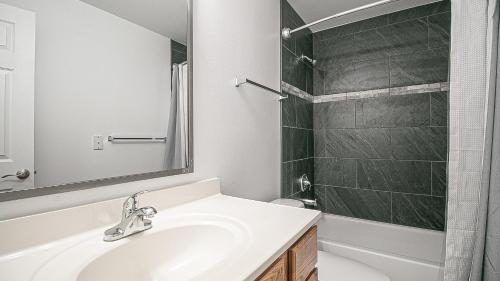 een badkamer met een wastafel en een douche bij Oak Shores 126 in Biloxi