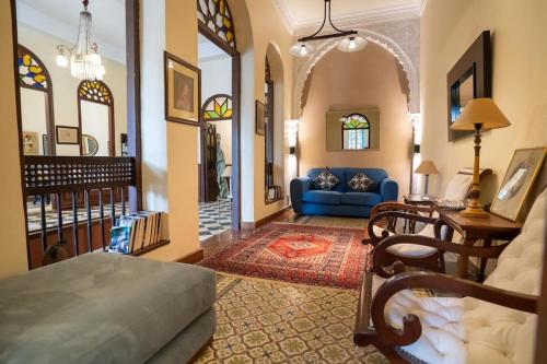 - un salon avec un canapé et une table dans l'établissement Villa Enya Élégance&Authenticité, à Tanger