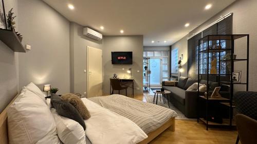 um quarto com uma cama e uma sala de estar em BEA-001 1 Zimmer Studio-Apartment in Erlensee em Erlensee