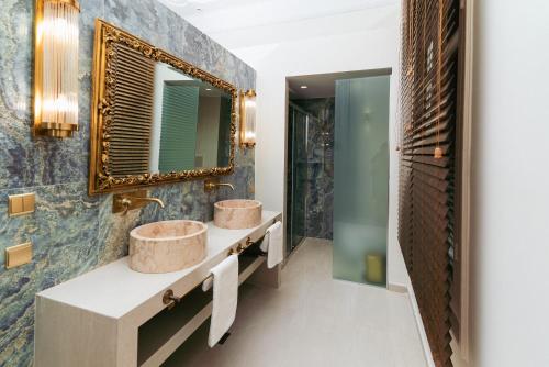Baño con 2 lavabos y espejo en Villa Clio, a Luxury Collection en Tesalónica